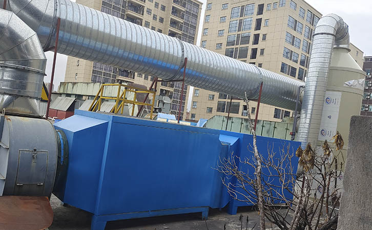 塑料VOCS廢氣處理設(shè)備水噴淋塔+活性炭吸附器廢氣處理工程案例